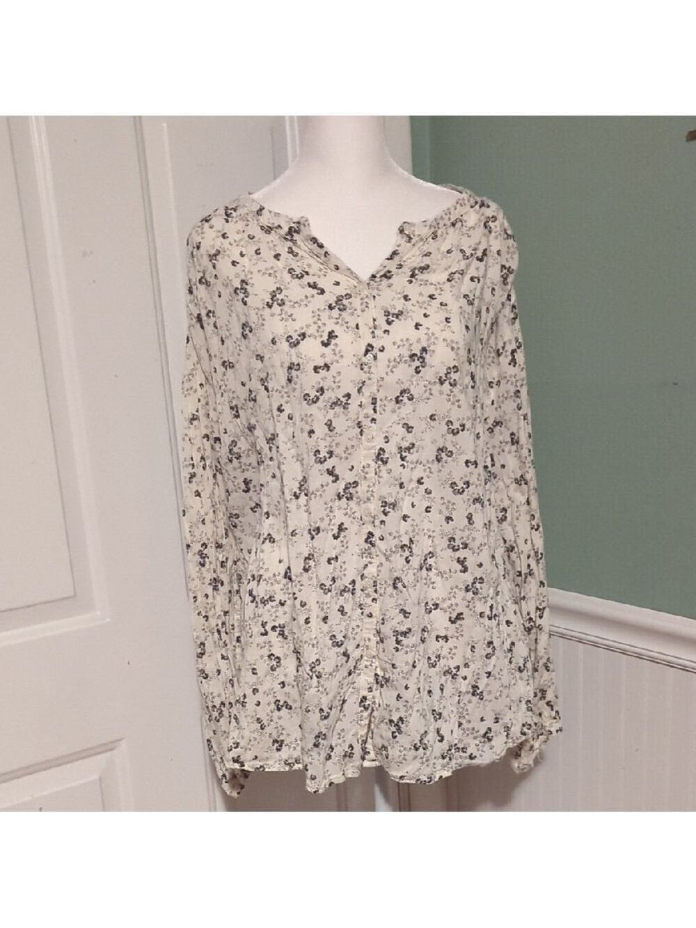 Old Navy Floral V Neck Button Down Top Extra Large